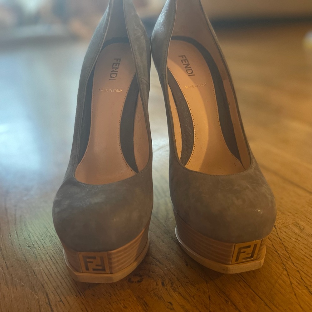 Vintage Fendi grey pump
